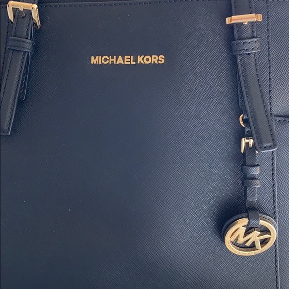 Michael Kors Jet Set tote in Medium color black - Picture 2 of 6